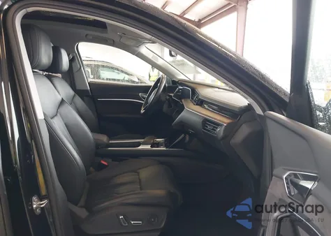 2019 Audi E-Tron Premium Plus z USA, uszkodzony, nr VIN WA1VAAGE4KB006007